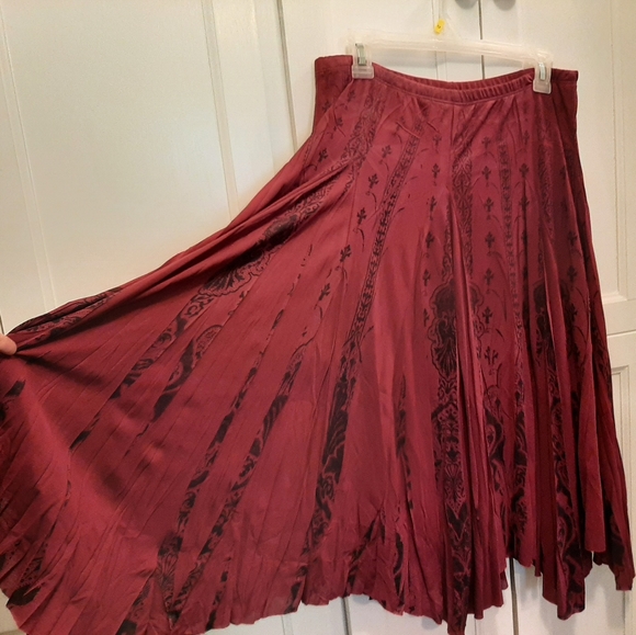 Maurices skirt size Medium maroon and black shark bite hem - Picture 2 of 6